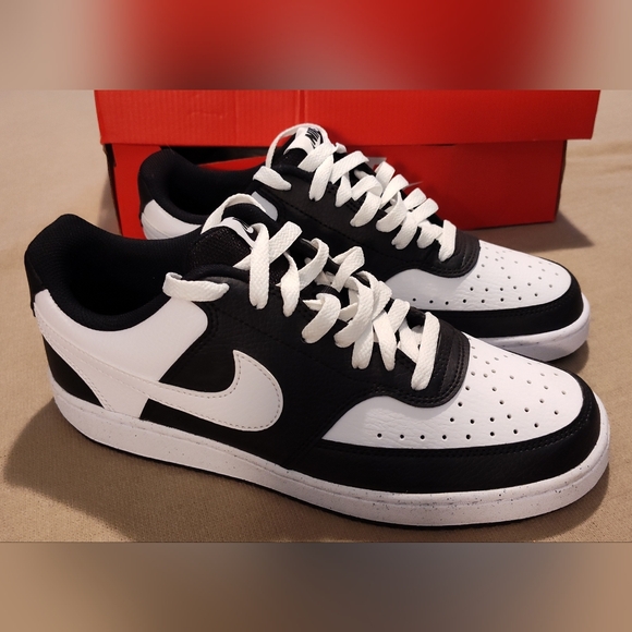 NWT! Nike Women's Black and White Sneakers- Sz 8.5 - Picture 2 of 11